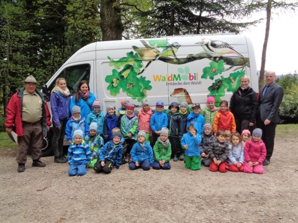 Kinder werden Wald-Forscher