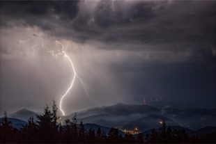 Vorsicht Hochspannung: Gewitter über Oberharmersbach