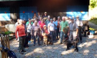 Senioren mit Wanderfreund Herbert Allgaier unterwegs