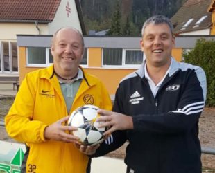 Clemens Halter spendet den Spielball