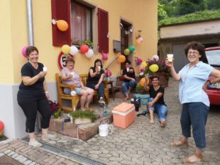 Geburtstagsüberraschung der Mitarbeiterinnen für Christine Herbrik