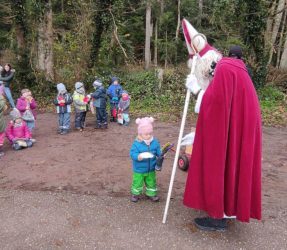 St. Nikolaus und ein Geselle besuchten den Kindergarten »Wirbelwind«