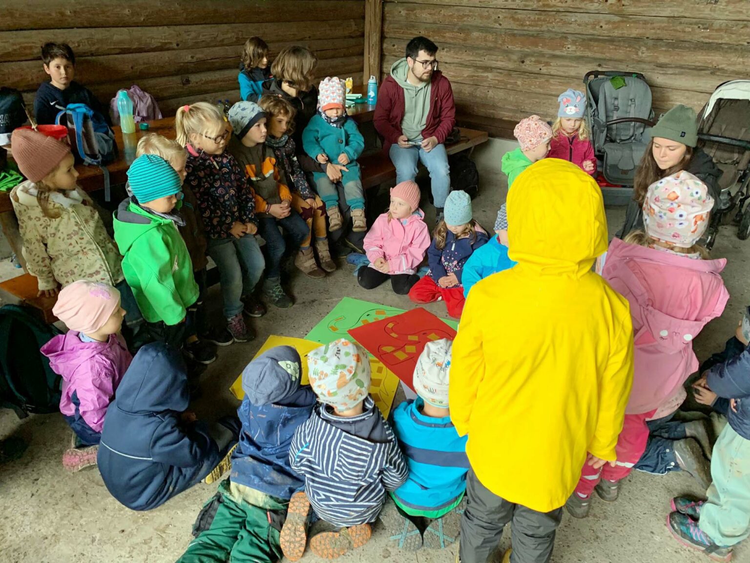 In der Herrenholz-Hütte wurden mit Herbstutensilien großartige, bunte ...