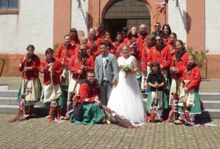 Eckwaldhexen lassen das Brautpaar Chiara und Steffen Stehle hochleben