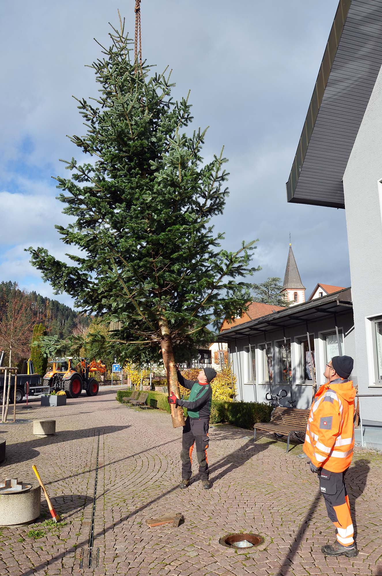 Tannenbaum der Familie Dumin schmückt den Kanzleiplatz Schwarzwälder Post