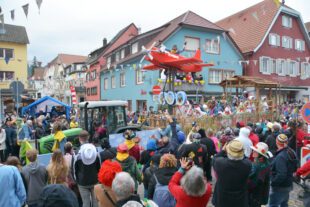 „Puppe, Spielzieg un noch mehr, Zeller Fasend git viel her“