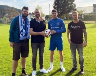 Fußballbegeistertes Trio spendet den FVU-Spielball