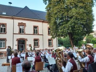 RathausPlatzKonzerte: Musikgenuss vor dem Anpfiff