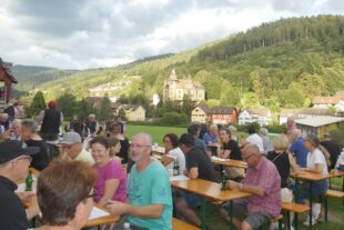 2024-8-12-NO-bia-Trachtenkapelle-und-Kulisse Schlössle