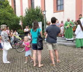 Familiengottesdienst mit Fahrzeugsegnung