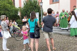 2024-8-2-ZE-Brigitte Metzler-Pfarrkirche St. Symphorian-Familiengottesdienst mit Fahrzeugsegnung