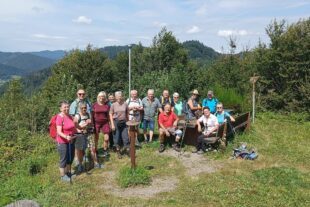 2024-8-21-NO-DAV Senioren auf dem Genießerpfad – Wolfacher Schlossblick-008_2024_Gruppenbild am Berghexenlandeplatz