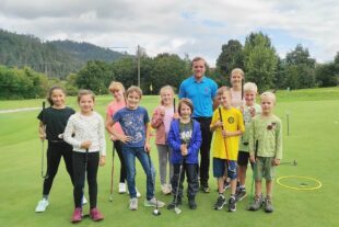 Zelli-Kinder auf dem Golfplatz