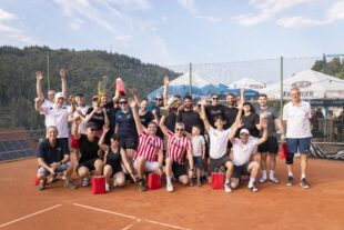 2024-8-28-NO-hv-Tennis-Dorfmeisterschaften-Gruppenbild Jubel