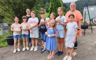 Kinder lernen Outdoor-Kochen