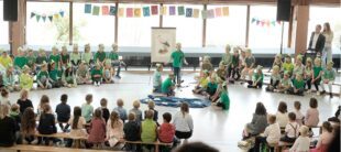 Erstklässler gehen erste Schritte ins „Abenteuer Schule“