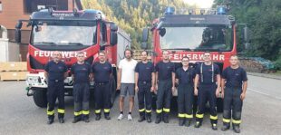 Feuerwehr mit neuen T-Shirts ausgestattet