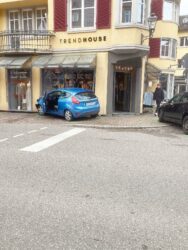 Crash endet im Schaufenster