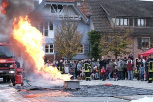 Brennendes Fett, zerborstene Scheiben: Feuerwehr übt mitten in Biberach