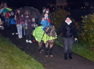 Sankt Martin führt den Umzug an