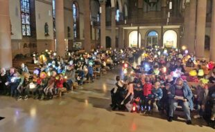 Laternen leuchten beim Martinsfest in der Sankt Galluskirche