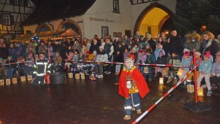 Laternenkinder ziehen durch Unterharmersbach und durchs Städtle