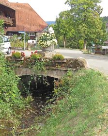 Die Brücke bei der Vesperstube Schwarz-Webers sieht idyllisch aus. Jedoch ist die Brücke in keinem guten Zustand und sanierungsbedürftig.  Die Maßnahme soll im Frühjahr 2027 beginnen.