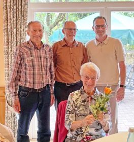 Bürgermeister Richard Weith (hinten rechts) und Franz Huber vom Seniorenteam (hinten Mitte) ehrten die ältesten Teilnehmer des Seniorengemeinschaftstages: Adolf Müller (hinten links) und Hedwig Kälble (sitzend).