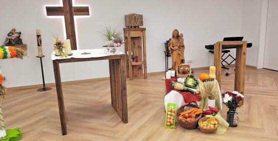 Im Caritas Seniorenzentrum „St. Gallus“ wurde Erntedank gefeiert. Neben dem Altar waren Früchte und Gemüsesorten zusammengestellt.
