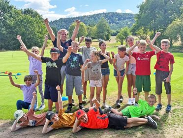 Beim Golfschnuppertag berichtete Robert Weisser, dass es eine große Herausforderung für die Kinder war, den kleinen Ball zu treffen. Wenn es am Ende geklappt hat, war die Freude umso 
größer. Es hat allen Spaß gemacht.