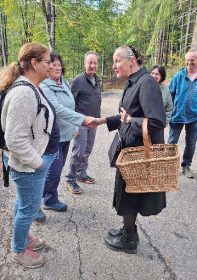 Die „Pfifferle Zäzel“, dargestellt von Angela Boschert, begrüßt die Gäste am Boscherthof und lädt sie zu einem sagenhaften Spaziergang durch das Ernsbachtal ein.