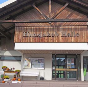 Die Deckenlampen in der Hansjakob-Halle funktionieren nicht richtig, weil eine Firma ungeeignete Lampen eingebaut hat. Die Verwaltung steht in Kontakt mit zwei anderen Fachfirmen und hofft auf einen zeitnahen Austausch der Lampen.