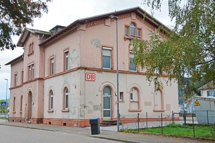 Noch zeigt sich das Biberacher Bahnhofsgebäude in einem wenig einladenden Zustand. Ab November sollen der Warteraum und ein Nebenraum für kreative Angebote geöffnet werden.