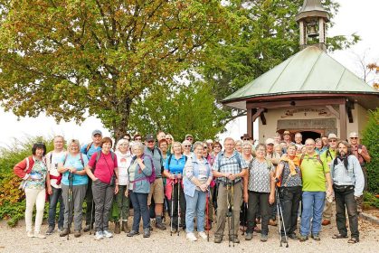 Die Weinwanderung am 3. Oktober hat beim Zeller Schwarzwaldverein eine lange Tradition. Vor der Fatima-Kapelle stellte sich die große Wanderschar zum Gruppenbild auf.