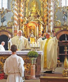 Pater Irenäus und Pfarrer Gerner zelebrierten gemeinsam den Festgottesdienst am Sonntagmorgen. Pfarrer Gerner sprach persönliche Worte; Pater Irenäus hielt die Festpredigt.