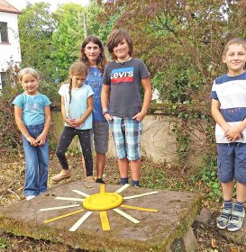 Bei der Mit-Mach-Aktion für Kinder im Klostergarten haben die Kinder eine Sonne gelegt, anschließend wurde gemeinsam mit den Erwachsenen der Sonnengesang gesungen, ein Loblied auf die Schöpfung mit Texten des Heiligen Franziskus.