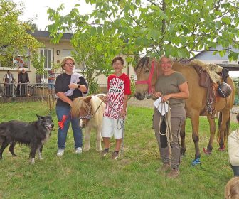 Mit einem Pferd und einem Pony wurde die Andacht mit der Tiersegnung zu einer besonderen Veranstaltung. Außerdem waren noch einige Hunde und Hühner dabei.
