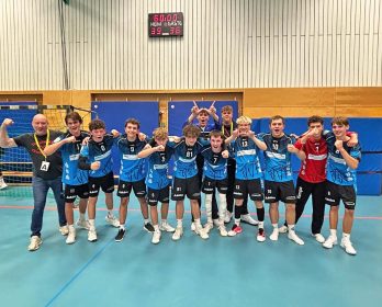 A-Jugend: Erstes Spiel – erster Sieg! Trotz mäßiger Sommervorbereitung startet der TV Friesenheim mit einem sehr großen FVU-Anteil erfolgreich in die Saison, was vor allem Trainer Michael Duregger (links) sehr freut.