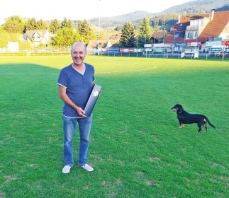 Stadtgärtner Tobias Herold kennt jeden Grashalm im Eckwaldstadion. Zu seinem 60. Geburtstag gratuliert ihm der FVU herzlich. Auch Tobias Herolds Dackel fühlt sich auf dem grünen Teppich pudelwohl.