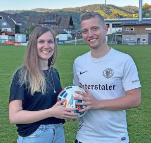Das Brautpaar Jasmin (links) und Jan Hug (rechts) spendeten im Zuge ihrer Hochzeit den Spielball für das letzte Heimspiel der Saison.