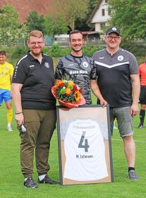 Schweren Herzens verabschiedeten Sportvorstand Steven Flassig (links) und Vorstand Sebastian Schneider (rechts) Verteidiger Marcel „Bille“ Lehmann (Mitte), der seine fußballerische Laufbahn beendet.