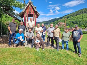 Bürgermeister Carsten Erhardt ehrte die treuen Nordrach-Gäste aus Schwerte für ihre langjährige 
Verbundenheit mit der Gemeinde. Von links: Carsten Erhardt, Claus Schneider, Jan Röber, Sascha 
Penzkofer, Thomas Blom, Kai Dörre, Marc Biermann, Rolf Maurer, Markus Berghoff, Ingo Brösig sowie die Gastgeber Gertrud und Herbert Spitzmüller.