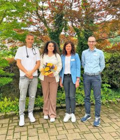Freuen sich über die bestandene Approbationsprüfung von Daorsa Mustafa (2. von links): Chefarzt Dr. med. Bastian Mizera, sowie die Klinikleiter Stefanie Münchbach und Nico Lehmann (von links).