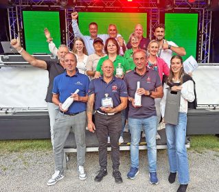 Die Party-DJs Frank Dickerhof und Mario Vogt mit den Siegern: 
Stephan Weber, Alessio Leisinger, Katrin Maar, Vera Vidovic-Klaussner, Yvonne Spitz, Gisela Ihling, Irmgard Aust. Vorne: Peter Springmann, Timo Göhring, Thomas Mosmann, Rainer Langenbacher, 
Loana Heitz (von links oben).