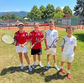 Das U12.1-Team der Spielgemeinschaft Zell/Oberharmersbach verteidigte die Tabellenführung mit einem eindrucksvollen Auswärtssieg in Denzlingen (von links nach rechts): Marla Pfundstein, Jannis Löffler, 
Salomon Künstle und Caspar Künstle.