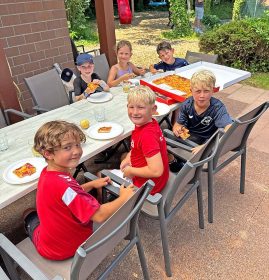 Beim gemeinsamen Pizza-Essen ließen die Nachwuchstalente den Tag ausklingen. Hinten von links nach rechts: Finn Ruf, Estelle Künstle und Vincent Wussler. Vorne von links nach rechts: Robin Pfundstein, Oskar Birk und Jonah Heizmann.