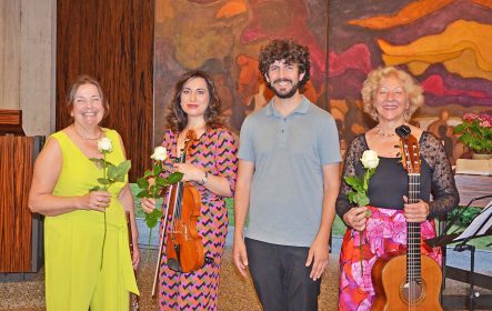 Als Dank für den gelungenen Konzertabend überreichte Pfarrer Benedikt Mangold den Musikerinnen des TrioConBrio die traditionelle „Sommermusik“-Rose.