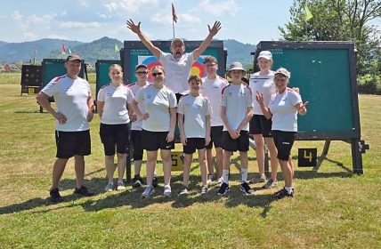 Ein starkes Team mit viel Spaß und guter Laune (von links): Vereinscoach Riccardo Hehr, Jette-Sofie 
Künstle, David Huber, Miriam Huber, Jürgen Zimmermann, Lisa Huber, Konstantinos Zampras, Noah 
Müller, Sina Hehr und Sabine Herm. Gemeinsam sorgten sie für beste Stimmung und starke Leistungen.