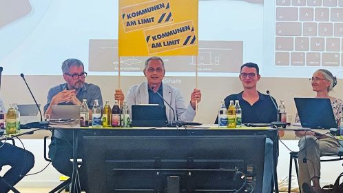 Ungewohnte Rolle für den Bürgermeister: Mit einem Demonstrationsplakat warb Günter Pfundstein vor der Gemeinderatssitzung für mehr finanzielle Unterstützung der Städte und Gemeinden.