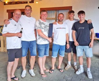 Er lebe hoch (von links): FVU-AH-Chef Daniel Uhl, Jugendleiter Jürgen Gutmann und FVU-Vorsitzender Florian Jilg gratulierten Rainer Fix herzlich zum 50. Geburtstag. Sohn Marvin und dessen Kumpel Luca Müller finden auch, dass Rainer Fix einfach ein guter Typ ist.